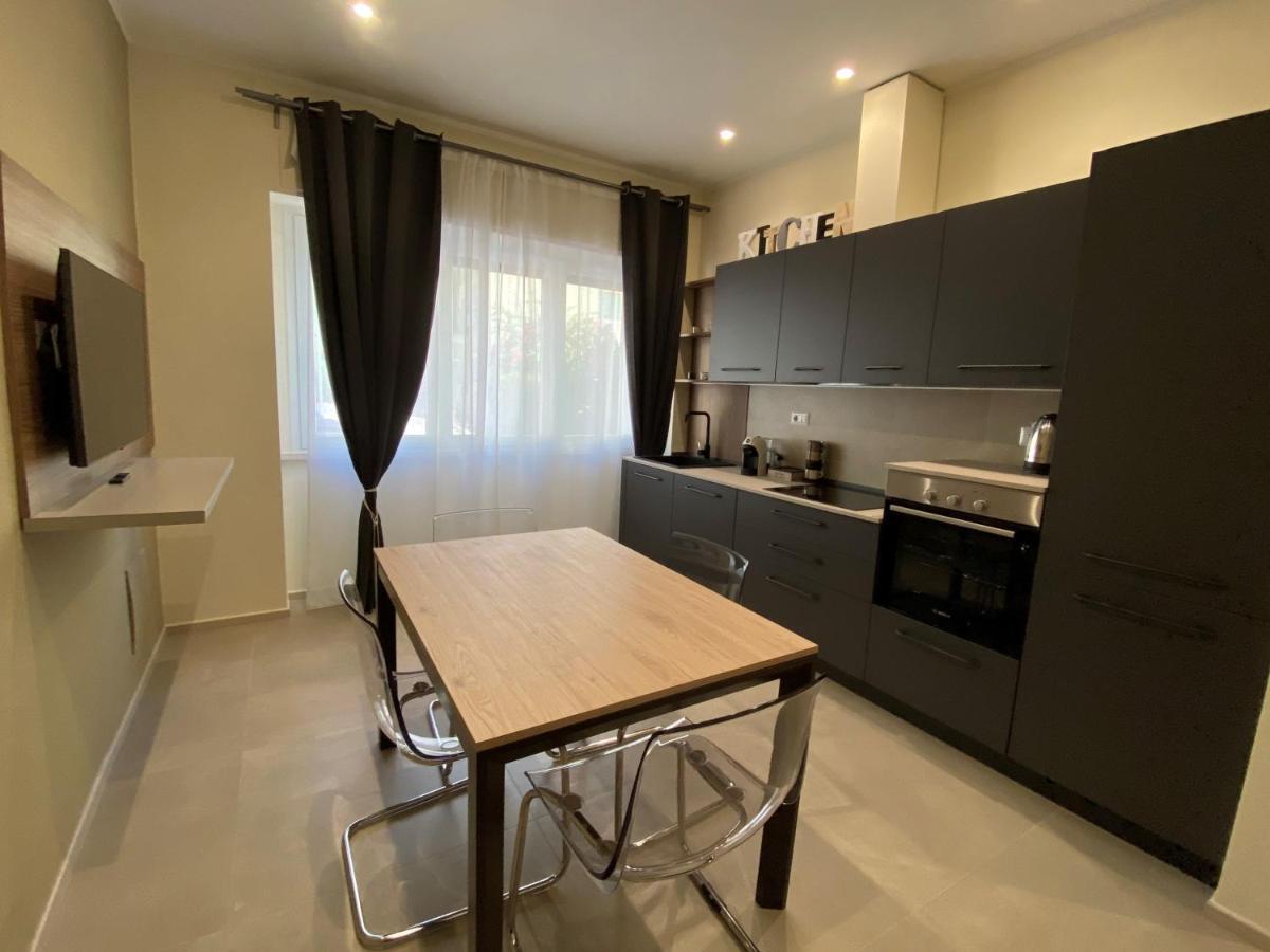 Levante Apartment And Room Bari Exteriör bild