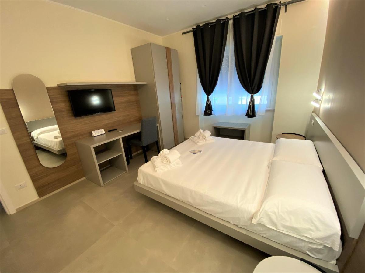 Levante Apartment And Room Bari Exteriör bild