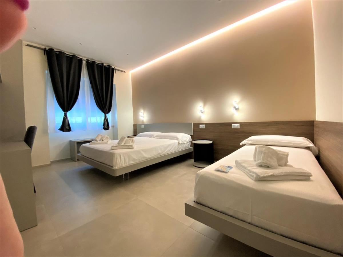 Levante Apartment And Room Bari Exteriör bild