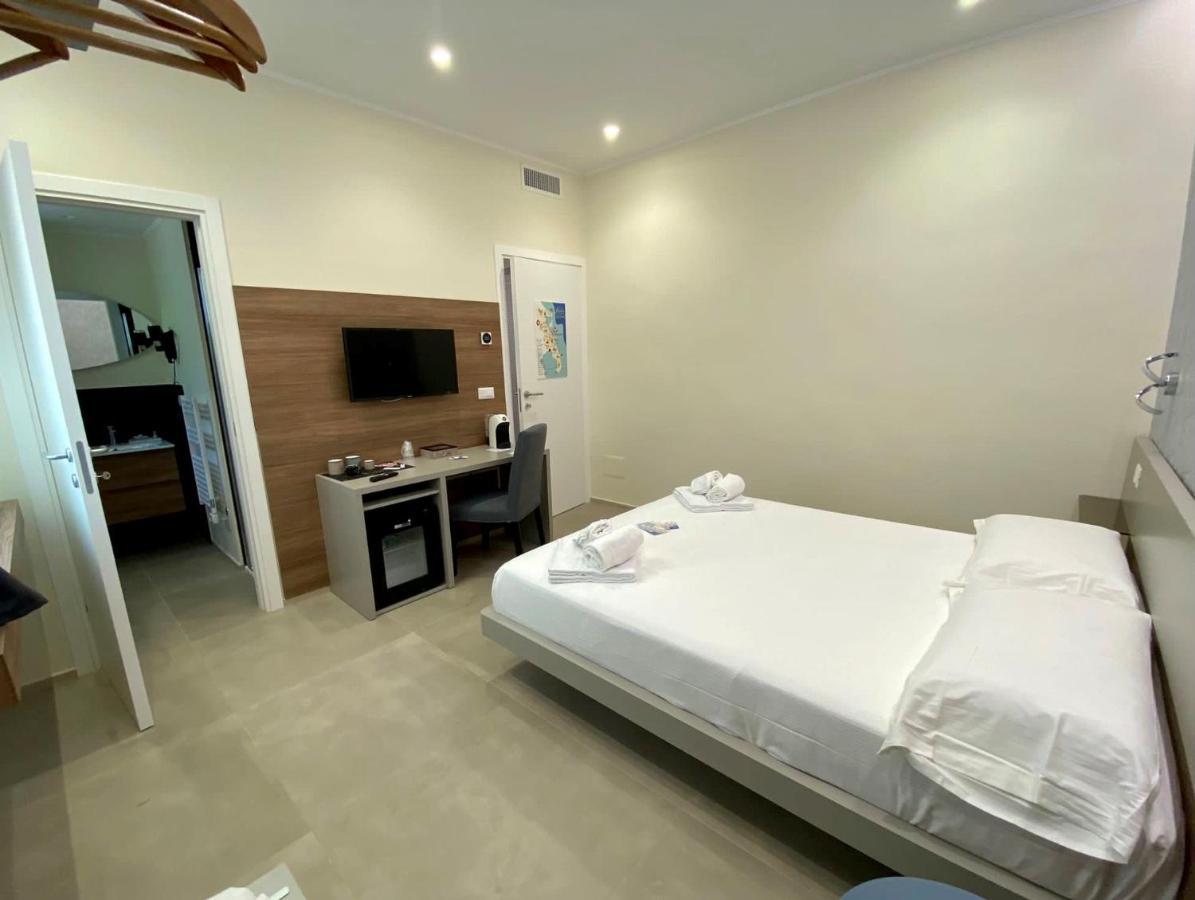 Levante Apartment And Room Bari Exteriör bild