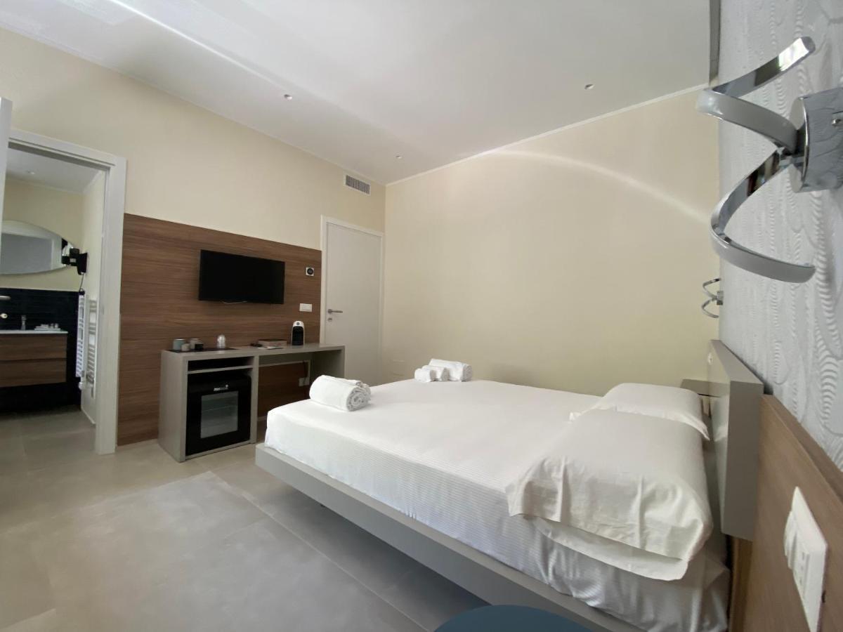 Levante Apartment And Room Bari Exteriör bild