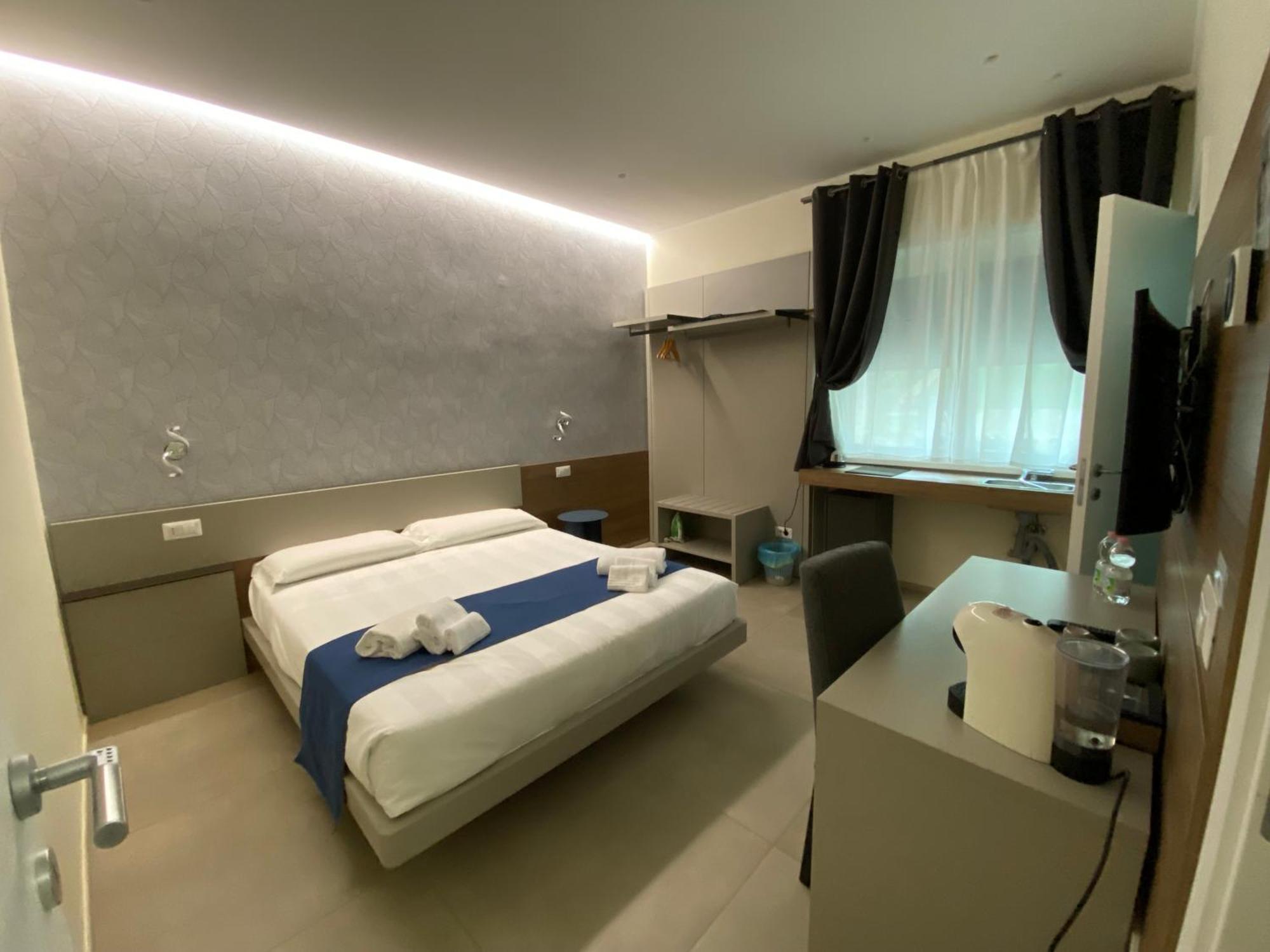 Levante Apartment And Room Bari Exteriör bild