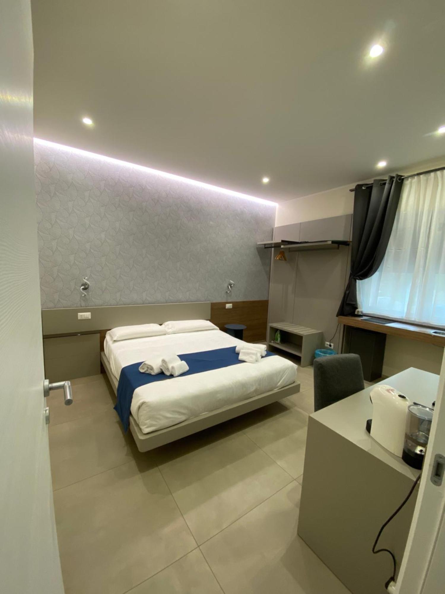 Levante Apartment And Room Bari Exteriör bild